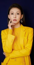 贾青全黄LOOK西服套装出席某活动写真图片