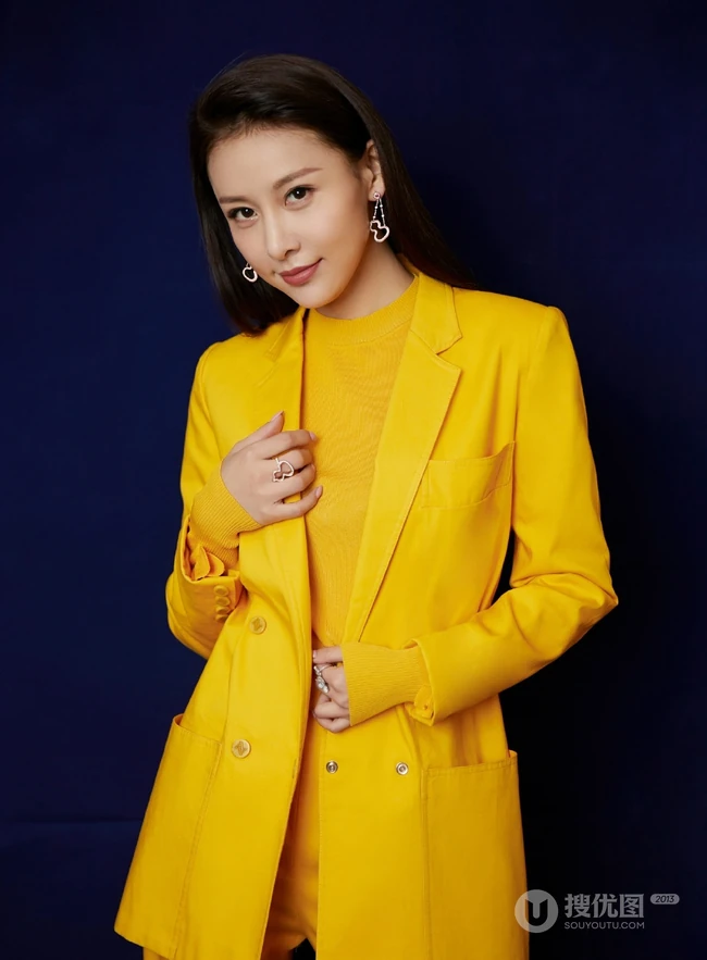 贾青全黄LOOK西服套装出席某活动写真图片