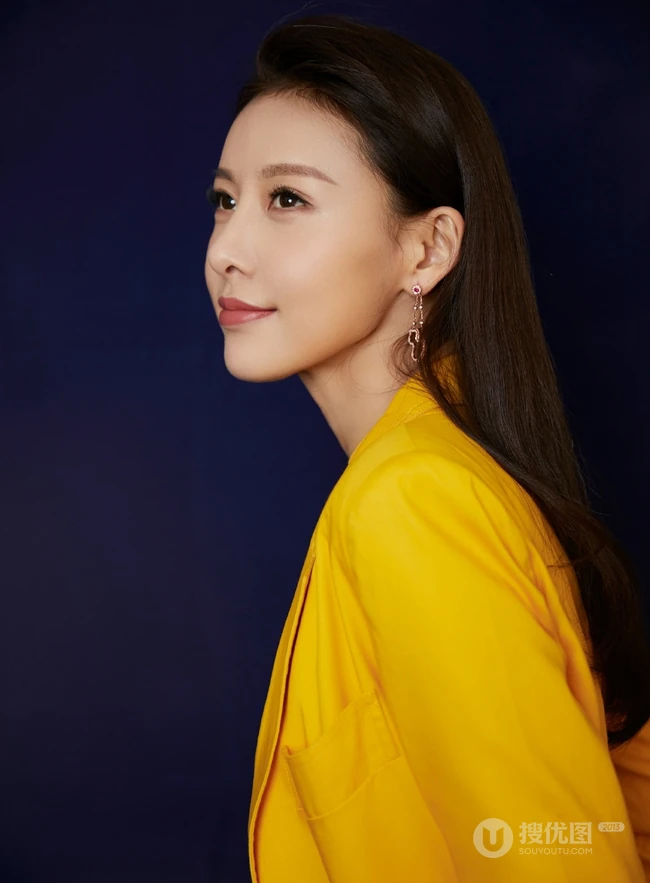 贾青全黄LOOK西服套装出席某活动写真图片