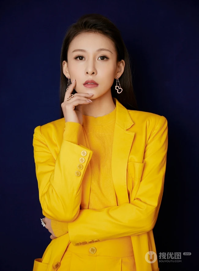 贾青全黄LOOK西服套装出席某活动写真图片
