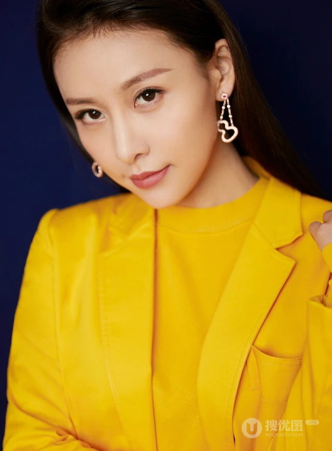贾青全黄LOOK西服套装出席某活动写真图片
