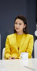 贾青全黄LOOK西服套装出席某活动写真图片