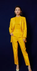 贾青全黄LOOK西服套装出席某活动写真图片