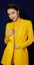 贾青全黄LOOK西服套装出席某活动写真图片