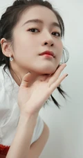张雪迎脏辫造型搭白衣红裙俏皮鬼马可爱写真图片