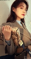 张佳宁清新格纹西服套装登《我们的街拍时刻》杂志写真图片