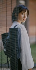 甜美短发女星沈月白衫黑裤乖巧可爱杂志写真图片