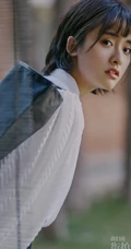 甜美短发女星沈月白衫黑裤乖巧可爱杂志写真图片