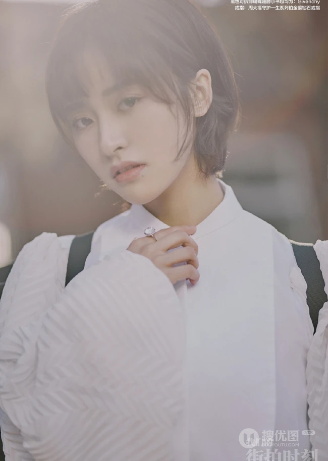 甜美短发女星沈月白衫黑裤乖巧可爱杂志写真图片