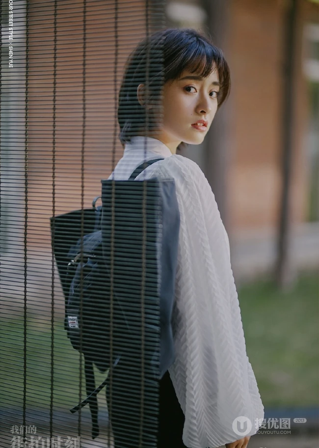 甜美短发女星沈月白衫黑裤乖巧可爱杂志写真图片