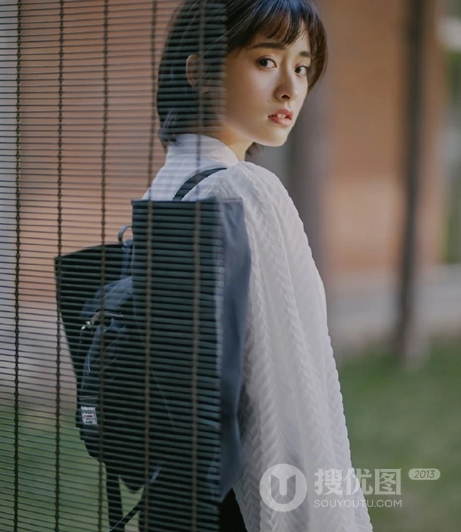 甜美短发女星沈月白衫黑裤乖巧可爱杂志写真图片