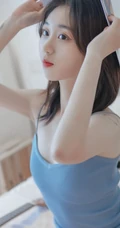 白皙动人女生蓝色肩带背心，白短裤室内氛围气质写真图片
