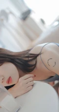 白皙动人女生蓝色肩带背心，白短裤室内氛围气质写真图片