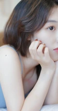 白皙动人女生蓝色肩带背心，白短裤室内氛围气质写真图片