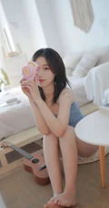 白皙动人女生蓝色肩带背心，白短裤室内氛围气质写真图片
