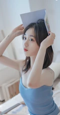 白皙动人女生蓝色肩带背心，白短裤室内氛围气质写真图片