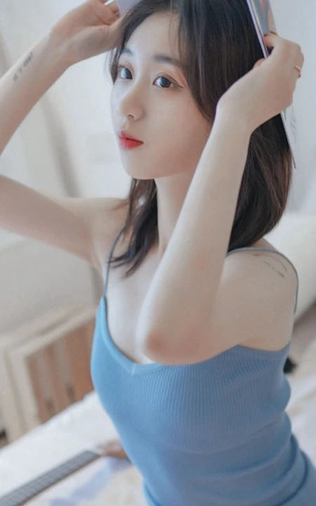 白皙动人女生蓝色肩带背心，白短裤室内氛围气质写真图片