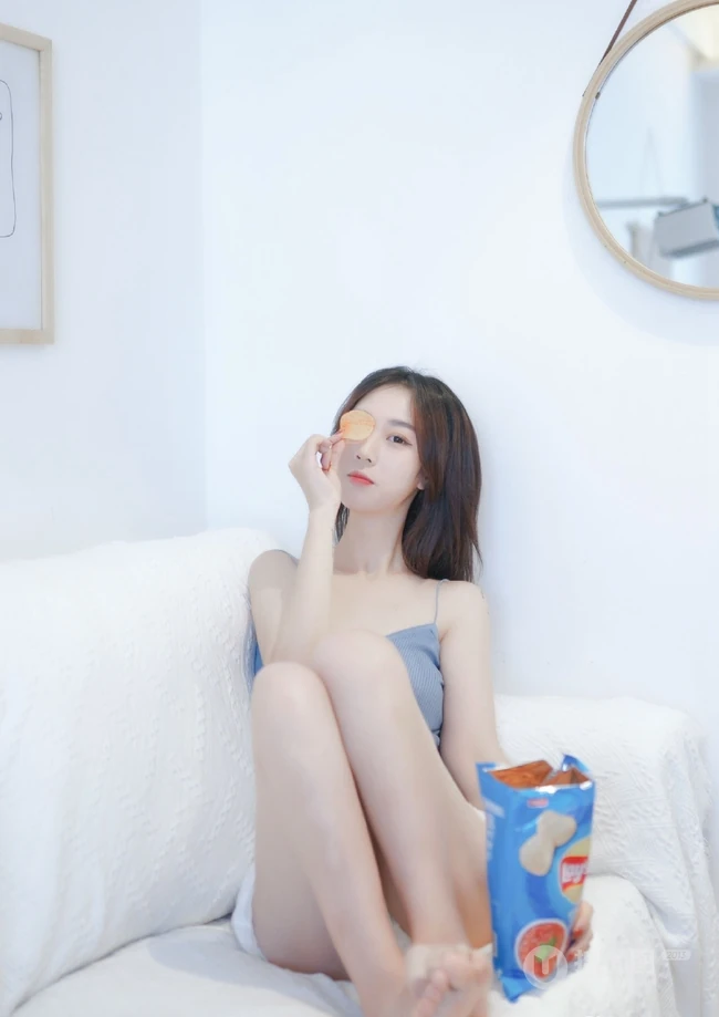 白皙动人女生蓝色肩带背心，白短裤室内氛围气质写真图片