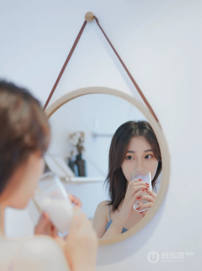 白皙动人女生蓝色肩带背心，白短裤室内氛围气质写真图片