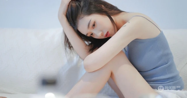 白皙动人女生蓝色肩带背心，白短裤室内氛围气质写真图片