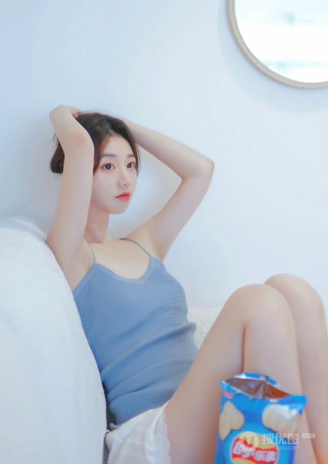 白皙动人女生蓝色肩带背心，白短裤室内氛围气质写真图片