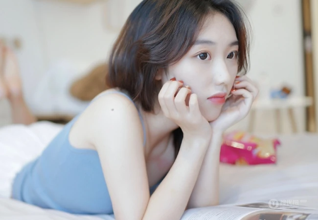 白皙动人女生蓝色肩带背心，白短裤室内氛围气质写真图片