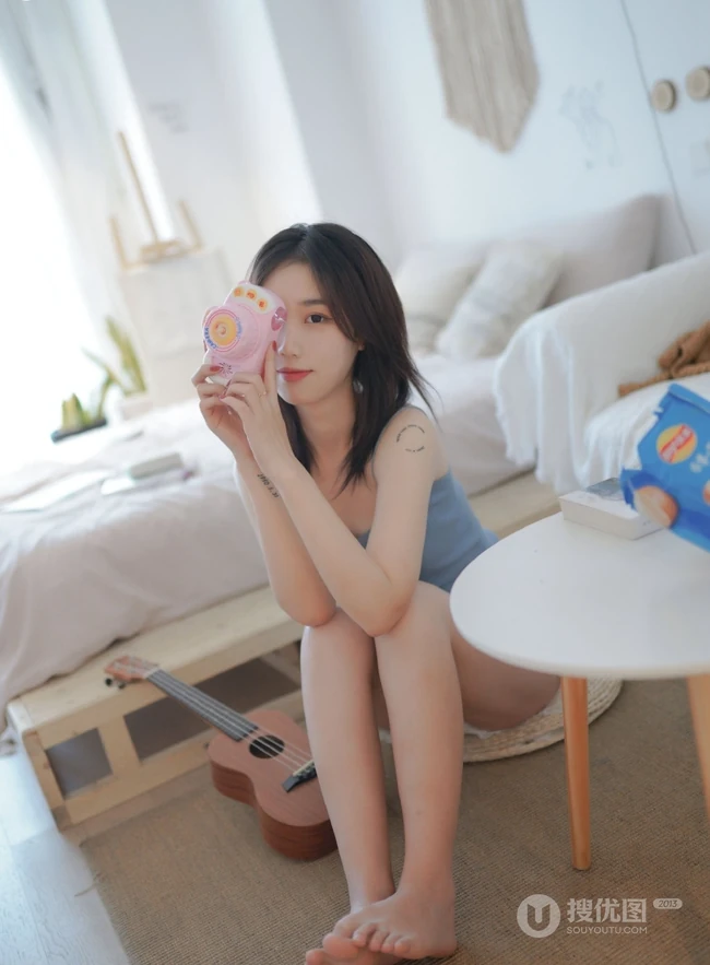 白皙动人女生蓝色肩带背心，白短裤室内氛围气质写真图片