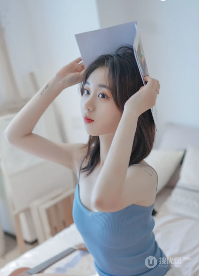 白皙动人女生蓝色肩带背心，白短裤室内氛围气质写真图片