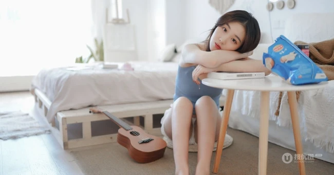 白皙动人女生蓝色肩带背心，白短裤室内氛围气质写真图片