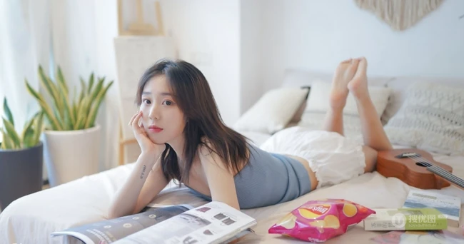 白皙动人女生蓝色肩带背心，白短裤室内氛围气质写真图片