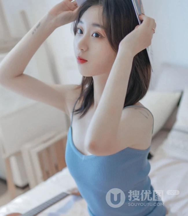 白皙动人女生蓝色肩带背心，白短裤室内氛围气质写真图片
