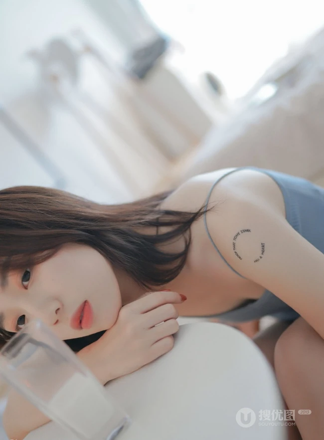 白皙动人女生蓝色肩带背心，白短裤室内氛围气质写真图片
