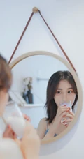 白皙动人女生蓝色肩带背心，白短裤室内氛围气质写真图片