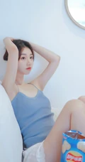 白皙动人女生蓝色肩带背心，白短裤室内氛围气质写真图片