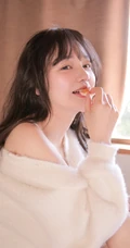 笑容超有感染力，美背苗条白皙女生背心短裤动人室内图片