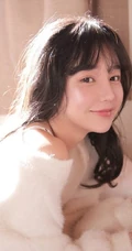 笑容超有感染力，美背苗条白皙女生背心短裤动人室内图片