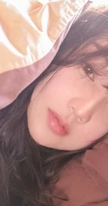 笑容超有感染力，美背苗条白皙女生背心短裤动人室内图片