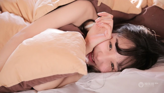 笑容超有感染力，美背苗条白皙女生背心短裤动人室内图片