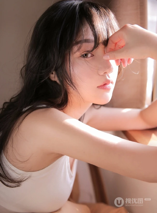 笑容超有感染力，美背苗条白皙女生背心短裤动人室内图片