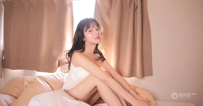 笑容超有感染力，美背苗条白皙女生背心短裤动人室内图片