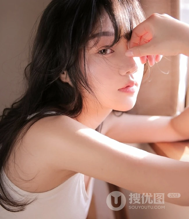 笑容超有感染力，美背苗条白皙女生背心短裤动人室内图片
