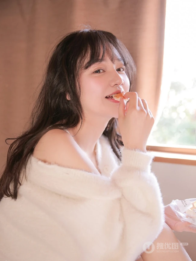 笑容超有感染力，美背苗条白皙女生背心短裤动人室内图片