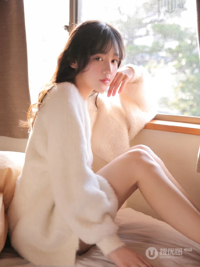 笑容超有感染力，美背苗条白皙女生背心短裤动人室内图片