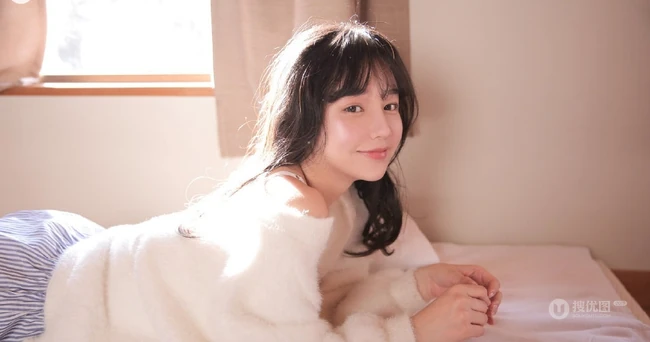 笑容超有感染力，美背苗条白皙女生背心短裤动人室内图片