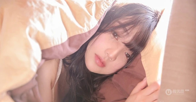 笑容超有感染力，美背苗条白皙女生背心短裤动人室内图片