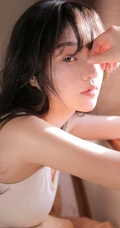 笑容超有感染力，美背苗条白皙女生背心短裤动人室内图片