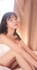 笑容超有感染力，美背苗条白皙女生背心短裤动人室内图片