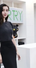 angelababy化身女店收银员，毛衣黑裙搭配，尽显有致身材