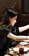 angelababy化身女店收银员，毛衣黑裙搭配，尽显有致身材