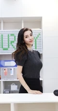 angelababy化身女店收银员，毛衣黑裙搭配，尽显有致身材